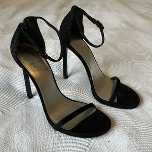 NWT Stuart Weitzman Nudist heel in black goosebump